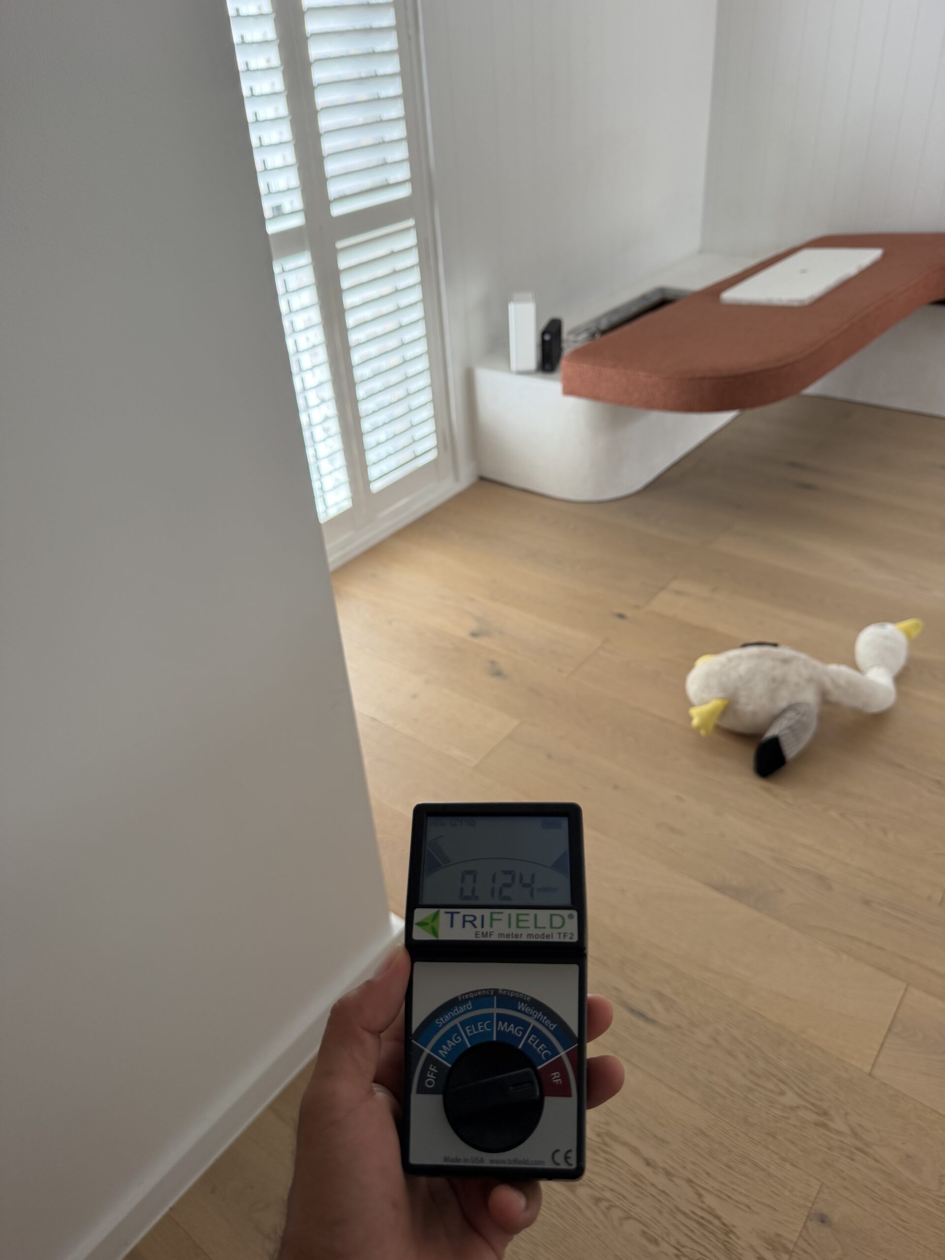 TriField TF2 measuring 940 V/m AC electric field at a Palm Beach ceiling smoke detector — Jayce Love first-hand testing, Clean and Native