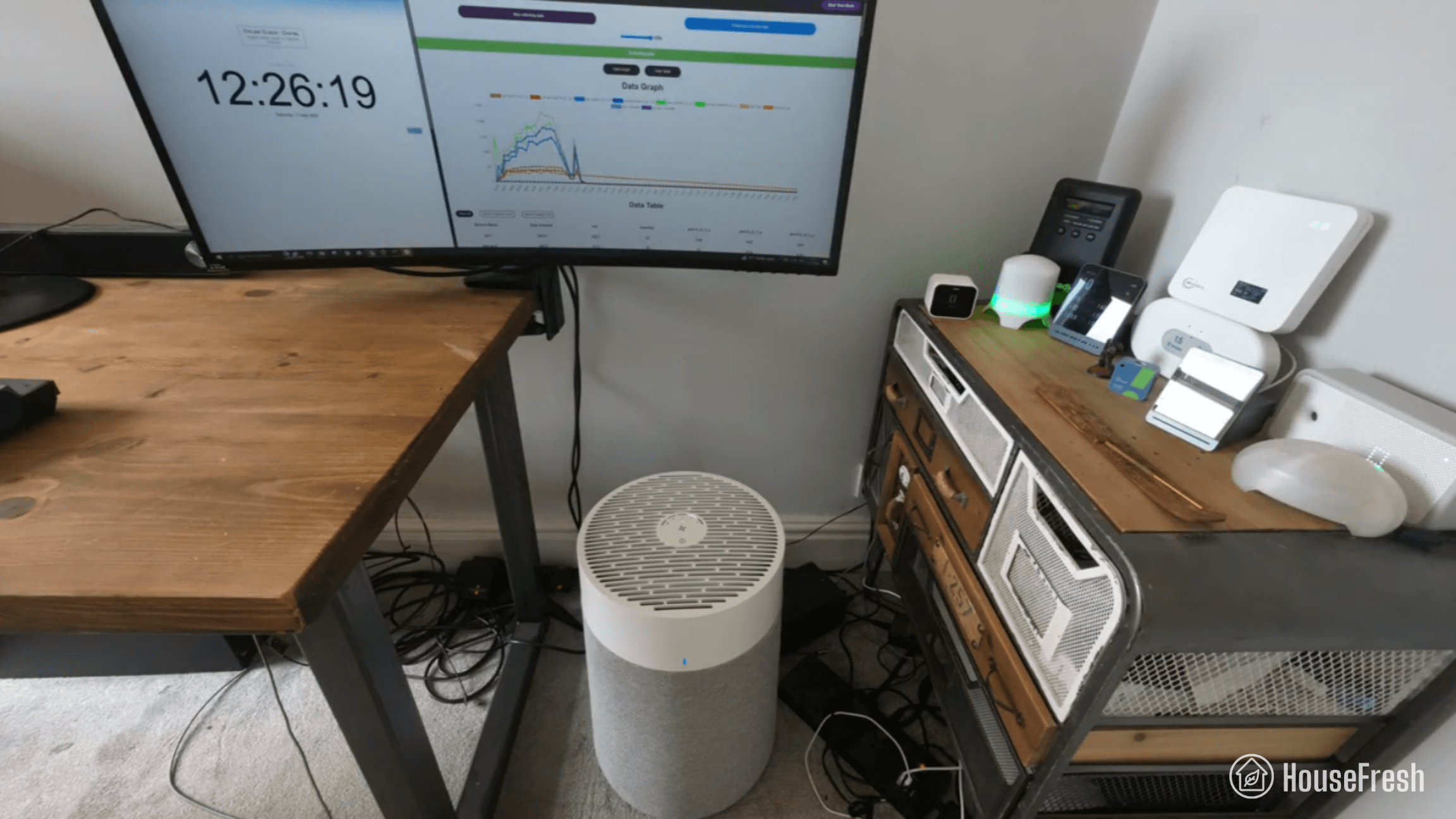 HouseFresh air purifier test setup showing particle counter software and air quality monitoring screen during a real HEPA performance test